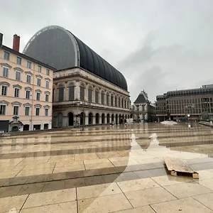 https://le-petit-luigini-studio-cosy-htel-de-ville-opera.hotels-rhonealpes.com